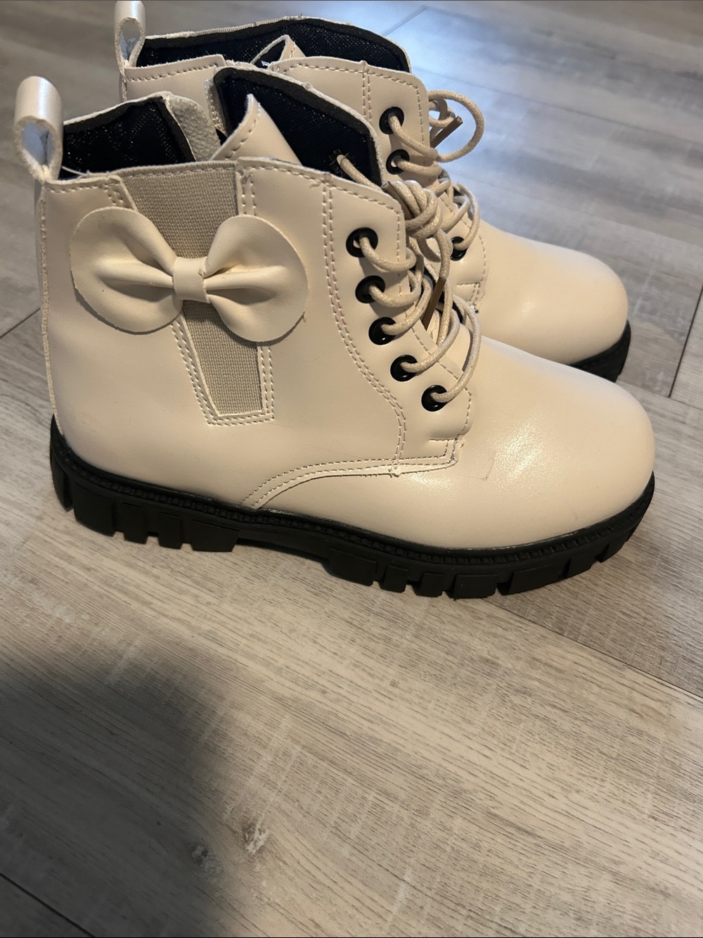 White Bow Lace-Up Combat Boots for girls.Size 35/3 US